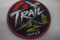黒のアーバンツイルをベースに、非常に特殊な縫い方で、まるで筆で描いたような質感を表現した、レスキュー隊のオリジナル刺繍ワッペンの制作事例。