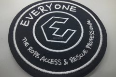 団体名とロゴマークをシンプルに刺繡した、円形のオリジナル刺繡ワッペンの制作実績。