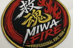 黒のアーバンツイルをベースに白糸・赤糸・金糸でレスキュー隊のロゴをオリジナル刺繍として製作した加工実績。