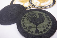 中心に大きく風見鶏のイラストを刺繡したオリジナル刺繡ワッペンの制作実績。