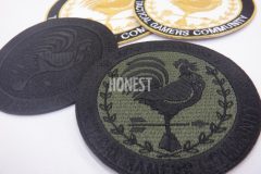 中心に大きく風見鶏のイラストを刺繡したオリジナル刺繡ワッペンの制作実績。