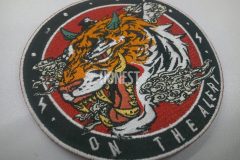 牙が目立つ口の大きく開いたトラを模様までデティールにこだわった刺繡をした、オリジナル刺繡ワッペンの制作実績。