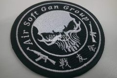 黒い生地に白糸でガイコツを刺繡し、周りをチーム名とエアーソフトガンの刺繍で囲んだ円形のオリジナル刺繡ワッペンの制作実績。