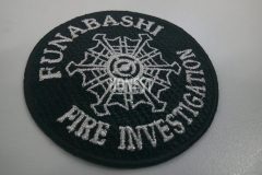 黒い生地に銀糸で消防の紋章と名前を刺繡した、オリジナル刺繡ワッペンの制作実績。