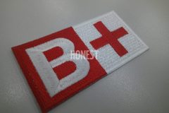 紅白で半々に区切られ、それぞれ大きくBの白文字と赤十字を刺繡した、オリジナル刺繡ワッペンの制作実績。