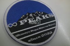 雪化粧をまとった山脈のイラストに団体名を大きく刺繡したオリジナル刺繡ワッペンの制作実績。