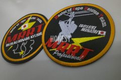 黒色の生地に赤色の文字、黄色の稲妻が目を引く刺繡をした、オリジナル刺繡ワッペン2種の制作実績。