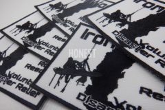 白色の生地に黒糸で刺繡し、細かいロープの束感も綺麗に仕上げたオリジナル刺繡ワッペンの制作実績。