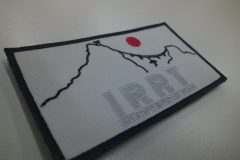 夫婦岩を線画でシンプルに表現し、チーム名を目立たせたオリジナル刺繡ワッペンの制作実績。