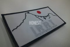 夫婦岩を線画でシンプルに表現し、チーム名を目立たせたオリジナル刺繡ワッペンの制作実績。