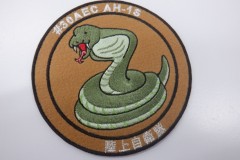 蜷局を巻いて威嚇した蛇を大きく中心に刺繍した、オリジナル刺繡ワッペンの制作実績。