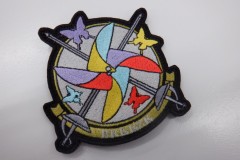 四色の蝶々と同じ配色の風車と二本のレイピアが刺繍されたオリジナル刺繡ワッペンの制作実績。