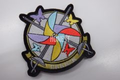 四色の蝶々と同じ配色の風車と二本のレイピアが刺繍されたオリジナル刺繡ワッペンの制作実績。