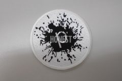 白い生地に飛び散るインクで汚れたような細かい粒まで表現した刺繡のオリジナル刺繡ワッペンの制作実績。