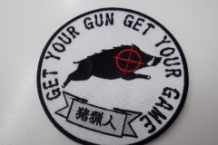 イノシシのこめかみに照準を当てたイラストを中心部に配置したオリジナル刺繡ワッペンの制作実績。