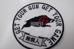 イノシシのこめかみに照準を当てたイラストを中心部に配置したオリジナル刺繡ワッペンの制作実績。