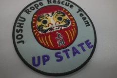 細かい達磨の顔や模様も高クオリティに仕上げた団体ロゴのオリジナル刺繡ワッペンの制作実績。