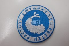 エビ天が大きく中心に刺繡された円形のオリジナル刺繡ワッペンの制作実績。