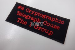 黒色の生地に赤色単色で文字を刺繡したオリジナル刺繡ワッペンの制作実績。