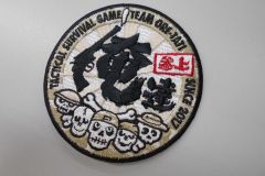 サバゲーチームにちなんで一部をライフルのイラストに変えた文字とメンバーをガイコツでデザインされたオリジナル刺繡ワッペンの制作実績。