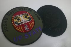 細かい達磨の顔や模様も高クオリティに仕上げた団体ロゴのオリジナル刺繡ワッペンの制作実績の色違い。