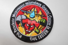 小型機とヘルメット、パラシュートとキャラクターが刺繡されたオリジナル刺繡ワッペンの制作実績。