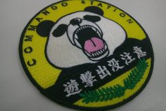 黄色の生地に大きな口を開けたクマのイラストが刺繡されたオリジナル刺繡ワッペンの制作実績。