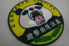 黄色の生地に大きな口を開けたクマのイラストが刺繡されたオリジナル刺繡ワッペンの制作実績。