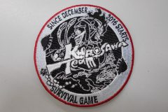 モノクロでサバゲーチームのキャラクターを刺繡し、赤糸で周りを縁取ったオリジナル刺繡ワッペンの制作実績。