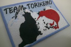 雪山のデザインと団体名のモチーフにあった猫と鳥の刺繡を施したオリジナル刺繡ワッペンの制作実績。