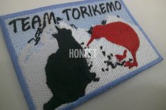 雪山のデザインと団体名のモチーフにあった猫と鳥の刺繡を施したオリジナル刺繡ワッペンの制作実績。