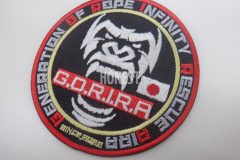 ゴリラが大きい口を開いてチーム名を噛みつけているロゴの刺繡が印象的なオリジナル刺繡ワッペンの制作実績。