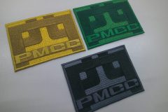 角やカーブも綺麗にタタミ縫いで表現したシンプルかつ格好良い三色展開のオリジナル刺繡ワッペンの制作実績。