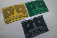 角やカーブも綺麗にタタミ縫いで表現したシンプルかつ格好良い三色展開のオリジナル刺繡ワッペンの制作実績。