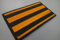 黒色の生地にオレンジ色の刺繍糸で4本のラインを刺繡したオリジナル刺繡ワッペンの制作実績。