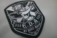 黒色の生地に白色の糸で、天使が拳銃を構えてる姿勢のイラストとチーム名を刺繡したオリジナル刺繡ワッペンの制作実績。