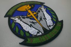 月の下で二匹の狼が背中合わせに遠吠えをしているデザインの刺繍をした、オリジナル刺繡ワッペンの制作実績。