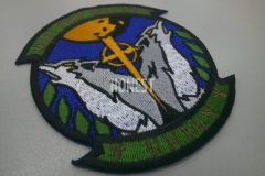 月の下で二匹の狼が背中合わせに遠吠えをしているデザインの刺繍をした、オリジナル刺繡ワッペンの制作実績。