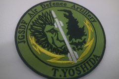 アーミー色のツイル生地ライオンの顔の右側半分と銃弾のイラストの刺繡をした、オリジナル刺繡ワッペンの制作実績。