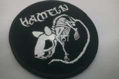 黒色のツイル生地に白のみでチーム名と骨のネズミの印象的な刺繡のオリジナル刺繡ワッペンの制作実績。