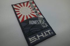 花札の芒に月をモチーフに、月を旭日に変えたイラストとチーム名を刺繡したオリジナル刺繡ワッペンの制作実績。