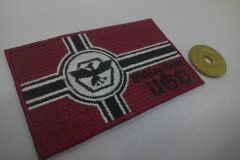 エンジ色の生地に白・黒でシンボルの鳥と十字ラインを刺繡したオリジナル刺繡ワッペンの制作実績。