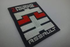 黒生地にチーム名と担当役割の文字を刺繡したオリジナル刺繡ワッペン「突」の制作実績。