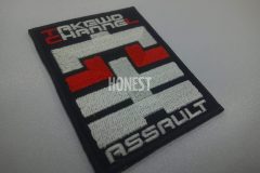 黒生地にチーム名と担当役割の文字を刺繡したオリジナル刺繡ワッペン「突」の制作実績。