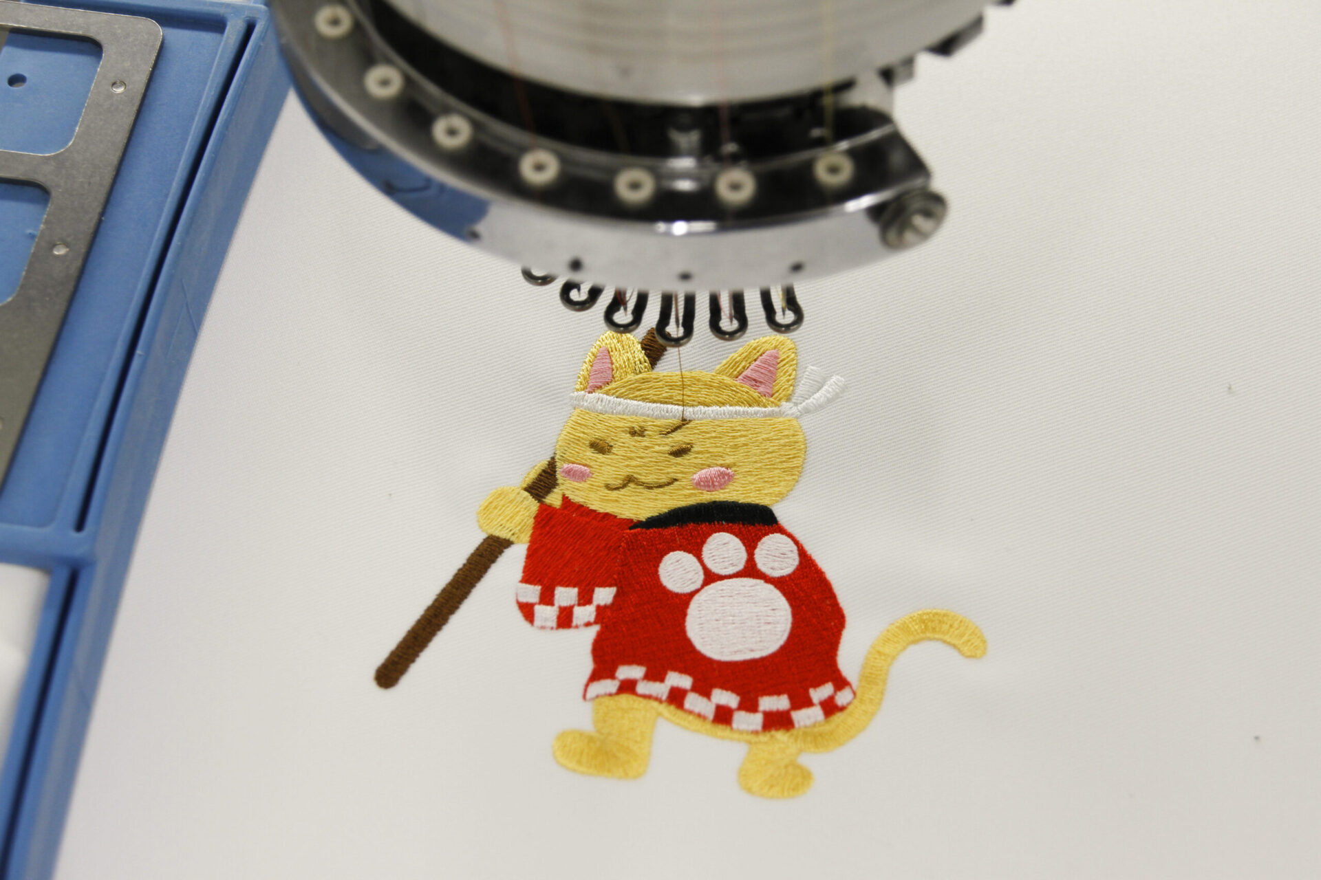 大きなサイズの猫の直接刺繍をしている作業工程。