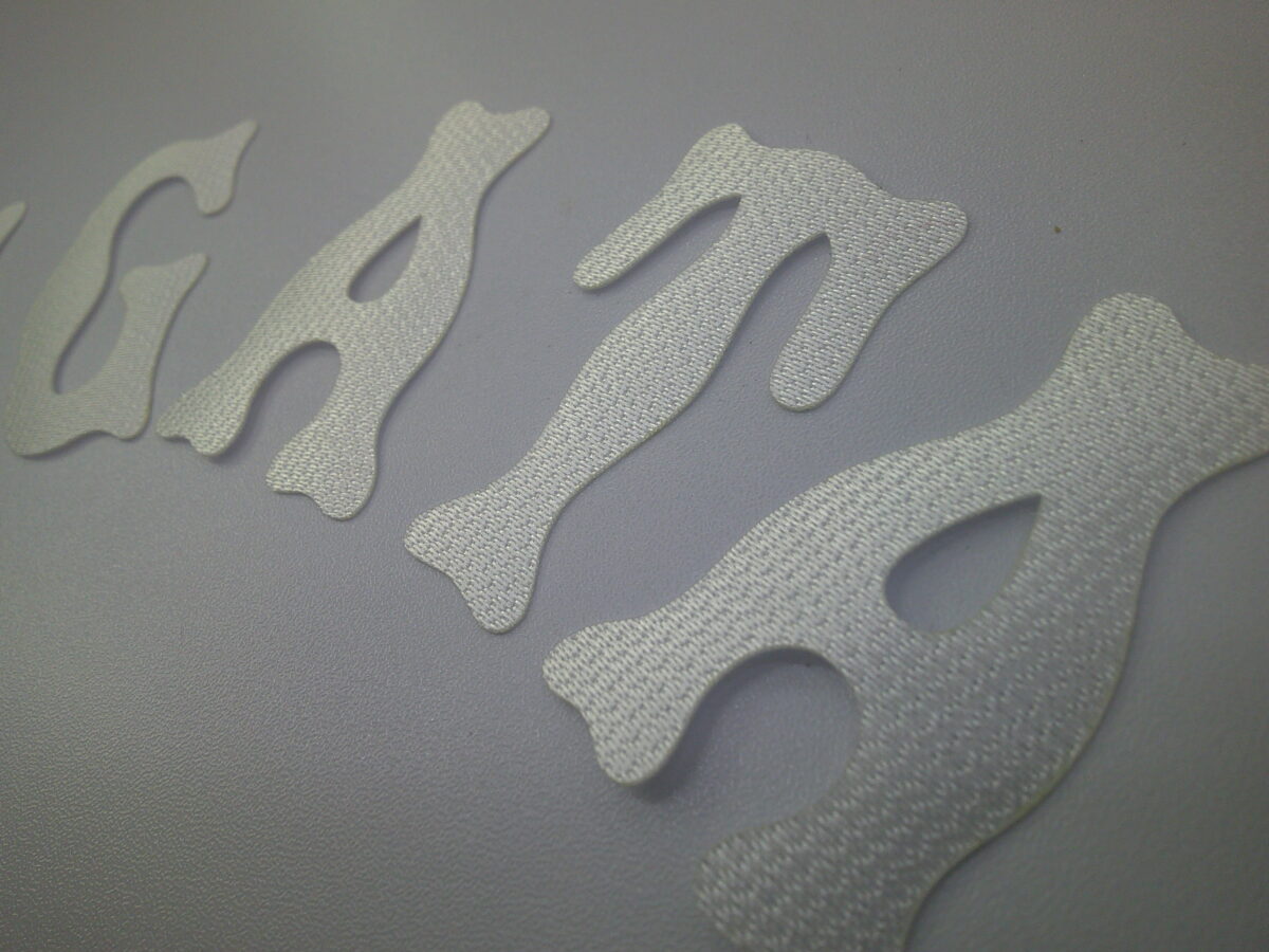 生地をレーザーカットします