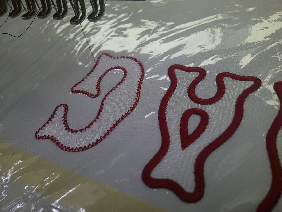 レーザカットした生地を綺麗に刺繍で縁取ります