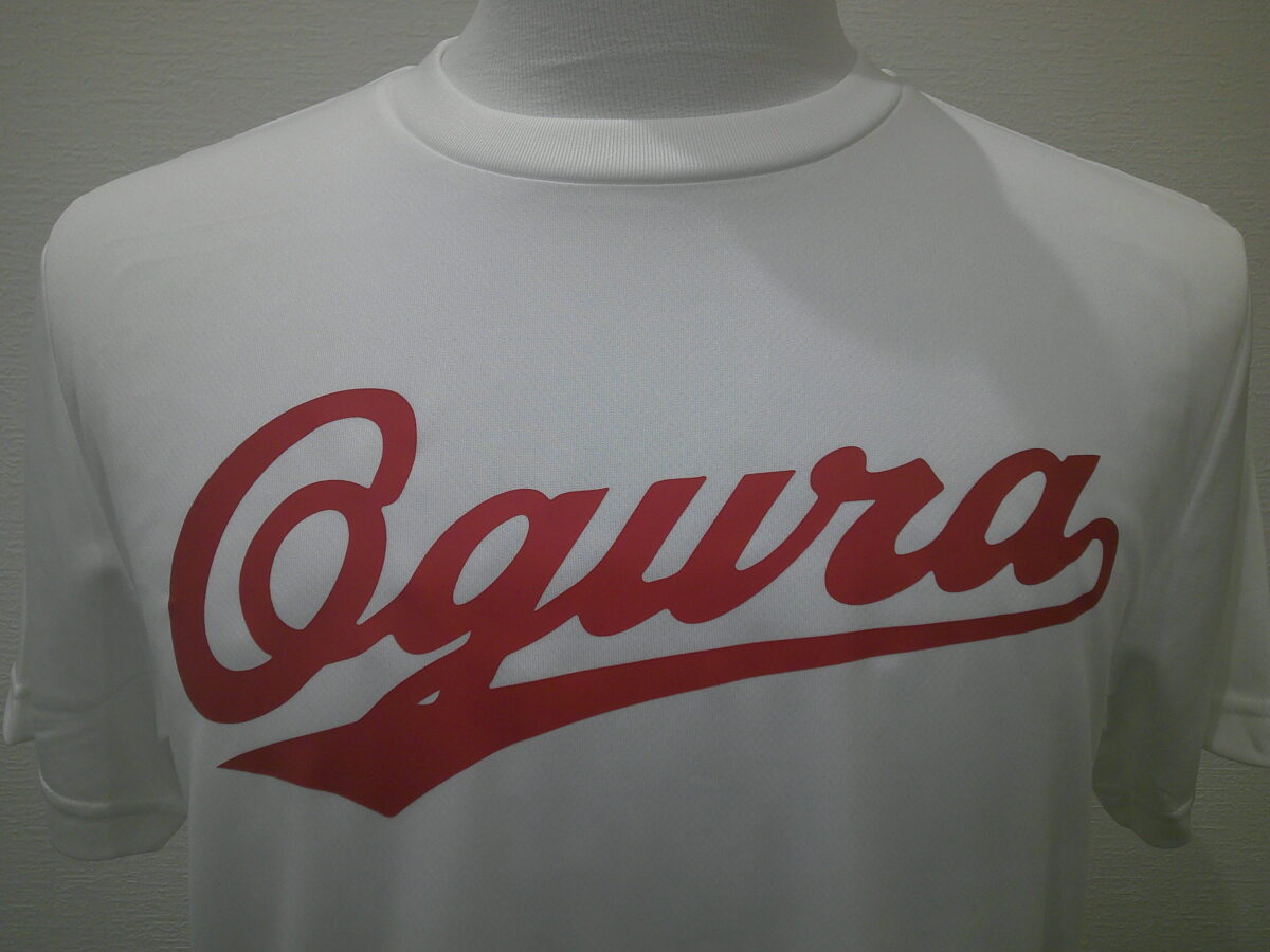 Tシャツ胸に大きくレッドでOguraとラバープリントした制作実績。