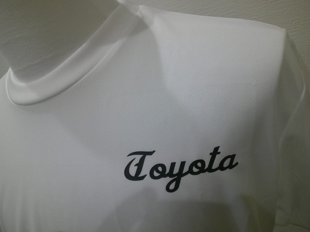白Tシャツ左胸に黒でToyotaとシンプルなラバープリント加工を行った制作実績。