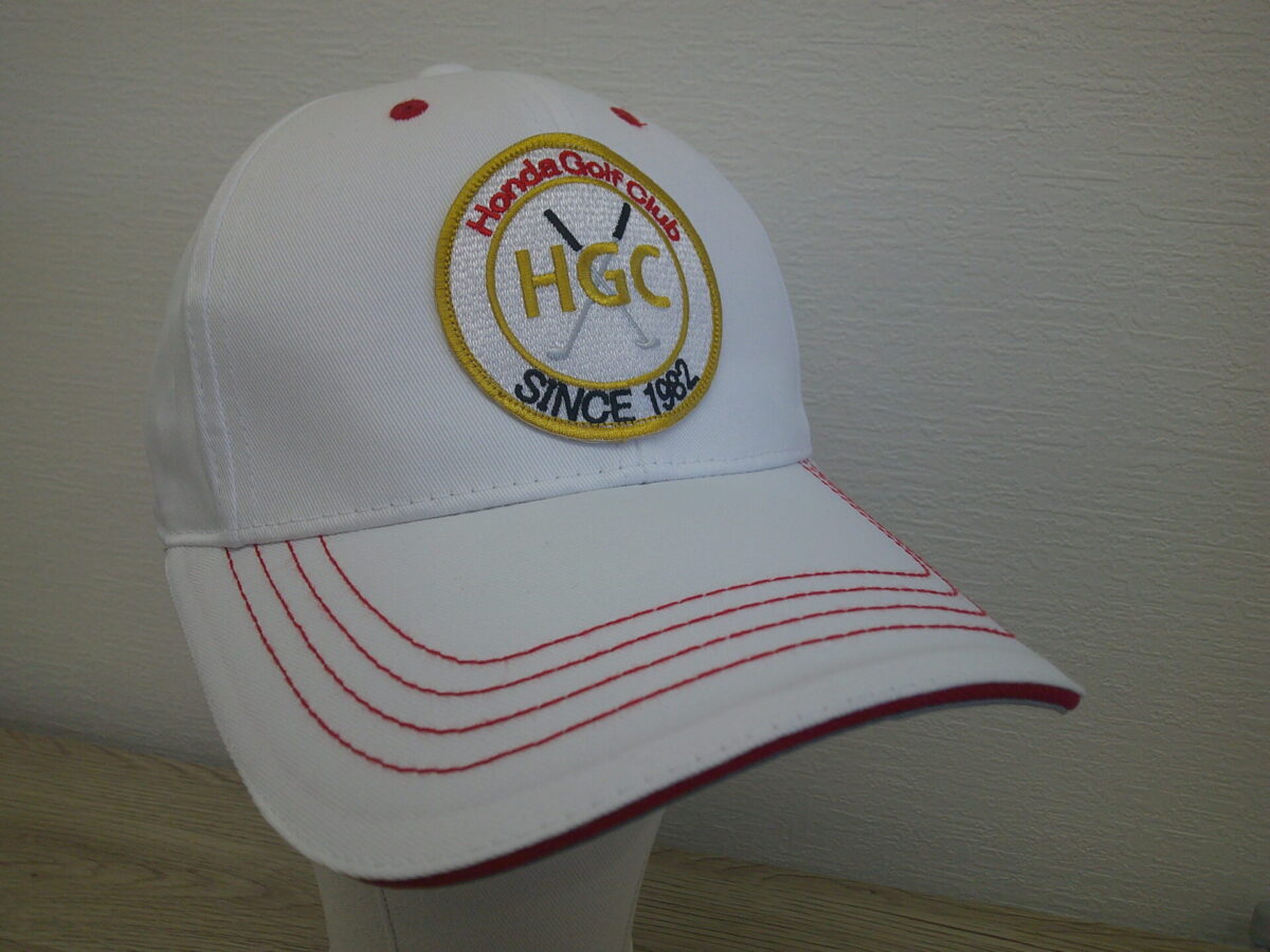 刺繍ワッペンを帽子フロント中央に縫付。